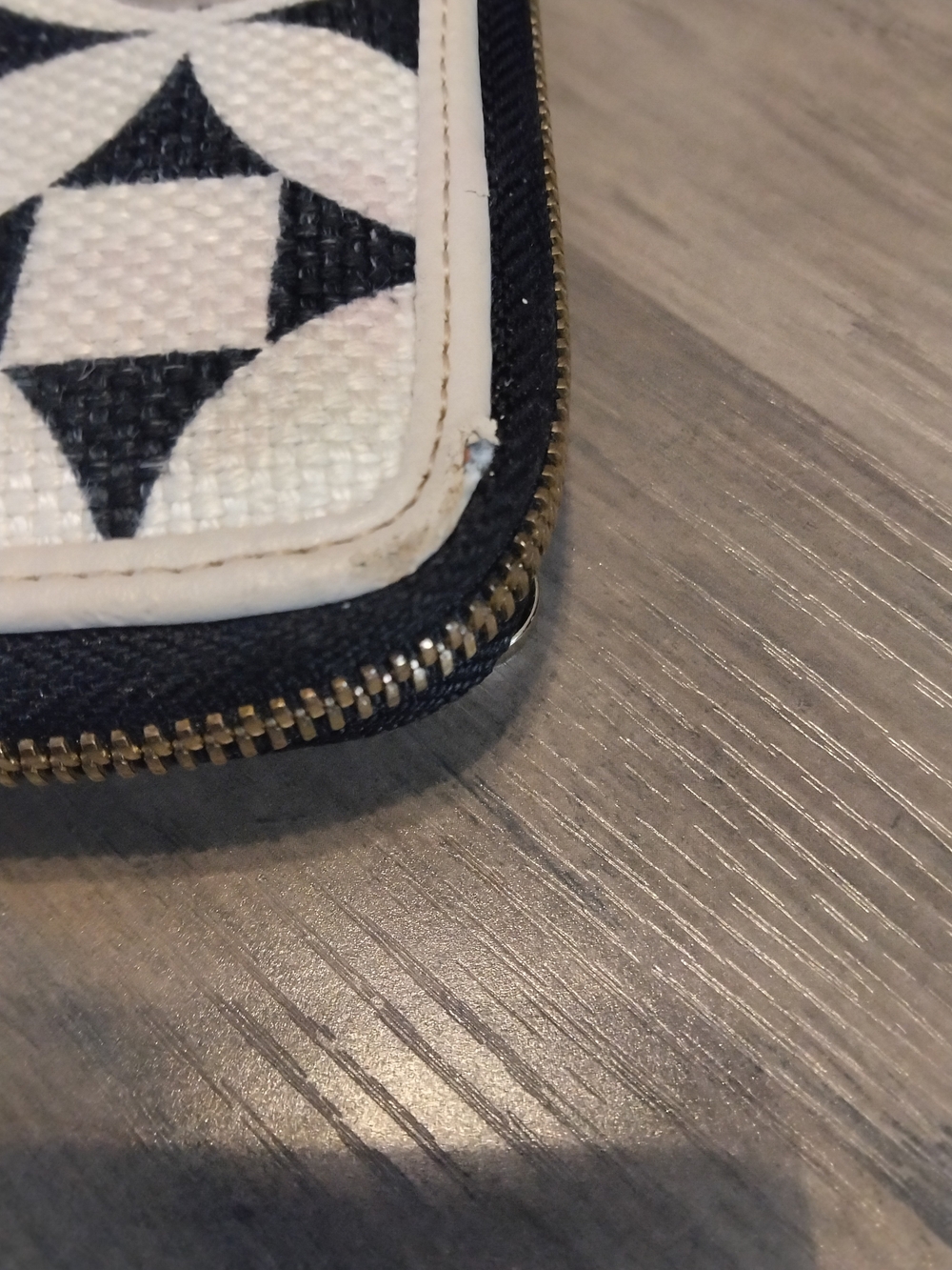 Spartina Stylish Black & White Wristlet Wallet - Designer-Inspired - Picture 3 of 7